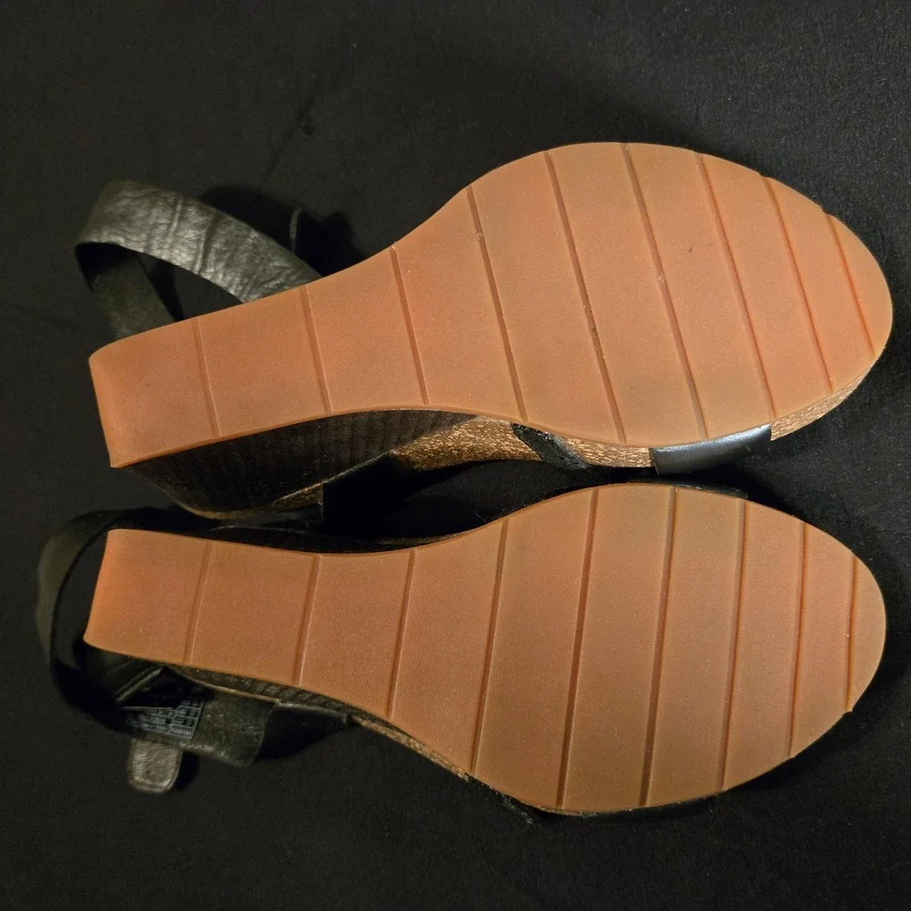 Tsubo Sandals Womens Size 8 Black Leather Strappy Ankle Strap Wedge Heel Comfort